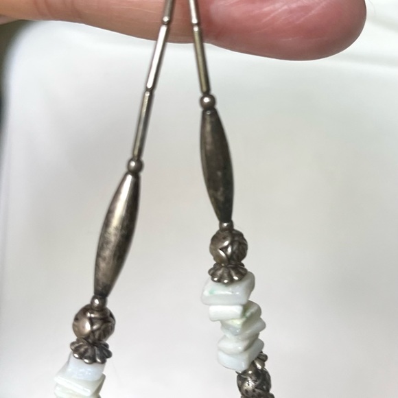 Gemstone chip & silver tone flower etched beads necklace jewelry - Picture 6 of 10